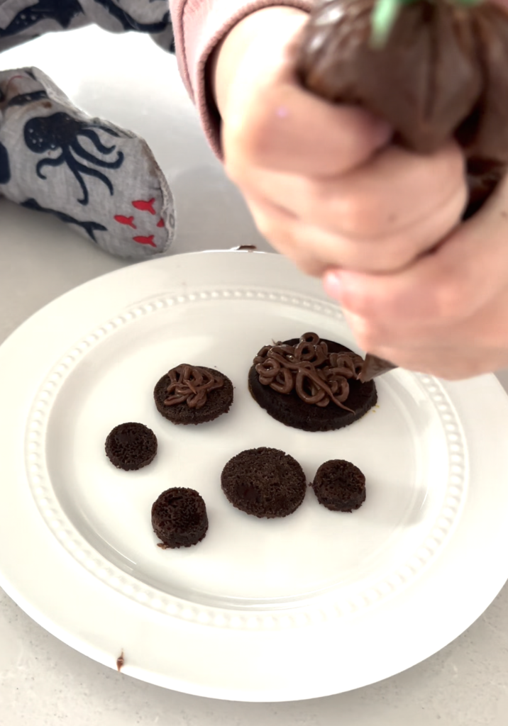 icing tiny little chocolate cakes